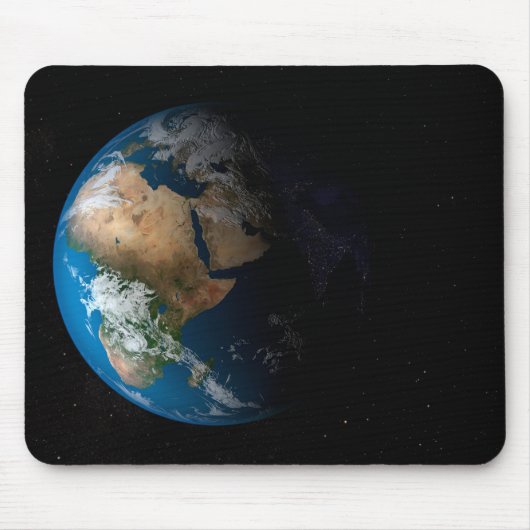 Vollständige Erde mit simulierten Wolken über Afri Mousepad (Vorne)