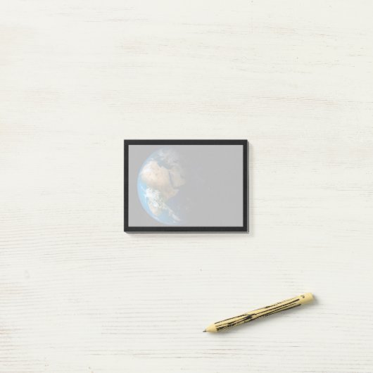 Vollständige Erde mit simulierten Wolken über Afri Post-it Klebezettel (Auf Schreibtisch)