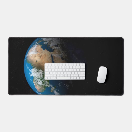 Vollständige Erde mit simulierten Wolken über Afri Schreibtischunterlage (Tastatur & Maus)