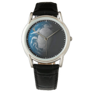 Vollständige Erde mit simulierten Wolken über der Armbanduhr