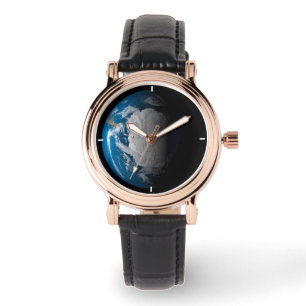 Vollständige Erde mit simulierten Wolken über der Armbanduhr