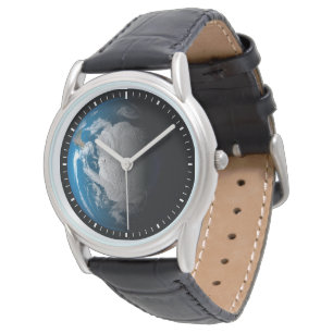 Vollständige Erde mit simulierten Wolken über der Armbanduhr