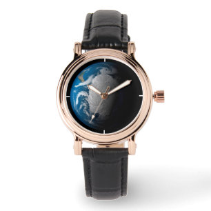 Vollständige Erde mit simulierten Wolken über der Armbanduhr