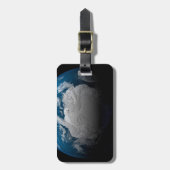 Vollständige Erde mit simulierten Wolken über der  Gepäckanhänger (Vorderseite vertikal)