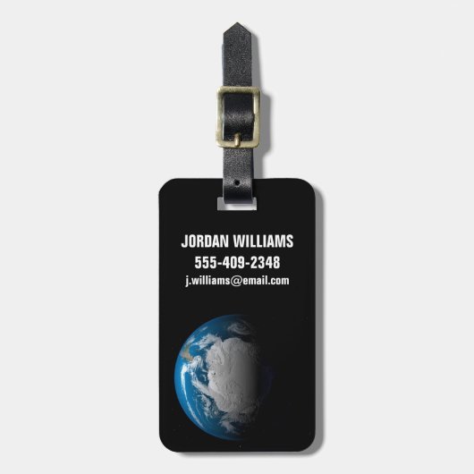 Vollständige Erde mit simulierten Wolken über der Gepäckanhänger (Vorderseite vertikal)