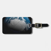 Vollständige Erde mit simulierten Wolken über der  Gepäckanhänger (Vorderseite horizontal)