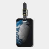 Vollständige Erde mit simulierten Wolken über der  Gepäckanhänger (Vorderseite vertikal)