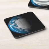 Vollständige Erde mit simulierten Wolken über der  Getränkeuntersetzer (Linke Seite)