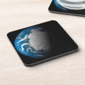 Vollständige Erde mit simulierten Wolken über der  Getränkeuntersetzer (Linke Seite)