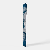 Vollständige Erde mit simulierten Wolken über der iPhone 15 Hülle (Rechte Seite)