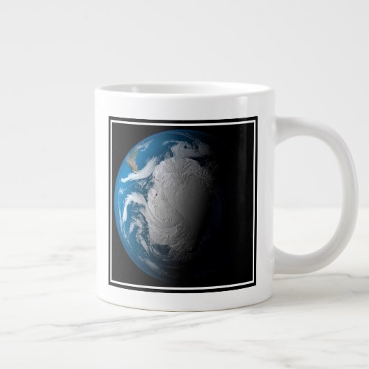 Vollständige Erde mit simulierten Wolken über der Jumbo-Tasse (Rechts)