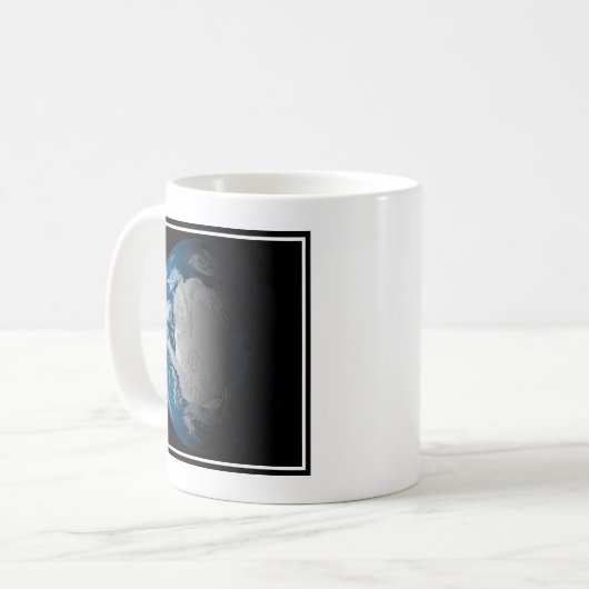 Vollständige Erde mit simulierten Wolken über der  Kaffeetasse (Vorderseite Links)