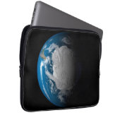 Vollständige Erde mit simulierten Wolken über der Laptopschutzhülle (Vorne Rechts)