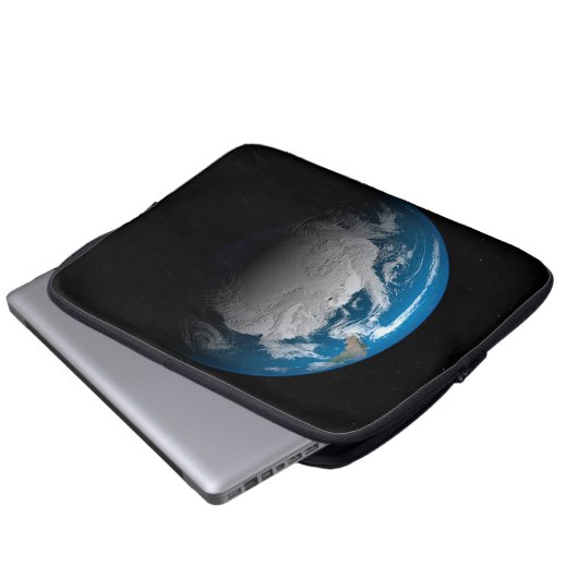 Vollständige Erde mit simulierten Wolken über der  Laptopschutzhülle (Vorne Knopf)