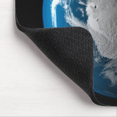 Vollständige Erde mit simulierten Wolken über der Mousepad (Ecke)