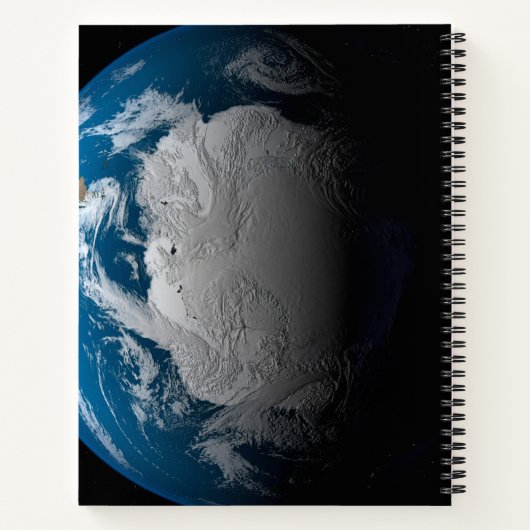 Vollständige Erde mit simulierten Wolken über der Notizblock (Rückseite)
