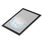 Vollständige Erde mit simulierten Wolken über der Notizblock (angewinkelt)