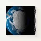 Vollständige Erde mit simulierten Wolken über der Notizblock (Rückseite)