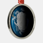 Vollständige Erde mit simulierten Wolken über der Ornament Aus Metall (Rechts)