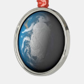 Vollständige Erde mit simulierten Wolken über der  Ornament Aus Metall (Links)