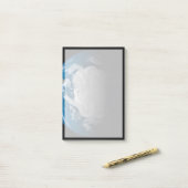 Vollständige Erde mit simulierten Wolken über der Post-it Klebezettel (Auf Schreibtisch)