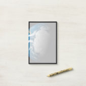 Vollständige Erde mit simulierten Wolken über der  Post-it Klebezettel (Auf Schreibtisch)