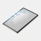 Vollständige Erde mit simulierten Wolken über der  Post-it Klebezettel (angewinkelt)