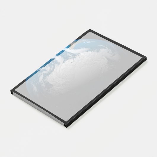 Vollständige Erde mit simulierten Wolken über der Post-it Klebezettel (angewinkelt)