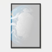 Vollständige Erde mit simulierten Wolken über der  Post-it Klebezettel (Vorderseite)