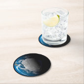 Vollständige Erde mit simulierten Wolken über der Runder Pappuntersetzer (Vor Ort)