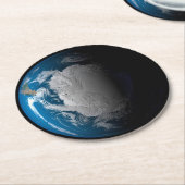 Vollständige Erde mit simulierten Wolken über der Runder Pappuntersetzer (Angewinkelt)