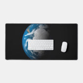 Vollständige Erde mit simulierten Wolken über der  Schreibtischunterlage (Tastatur & Maus)