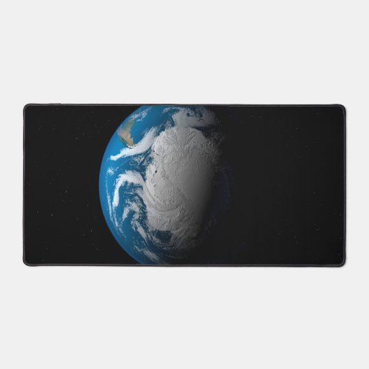 Vollständige Erde mit simulierten Wolken über der  Schreibtischunterlage (Vorderseite)