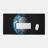 Vollständige Erde mit simulierten Wolken über der Schreibtischunterlage (Tastatur & Maus)