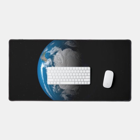 Vollständige Erde mit simulierten Wolken über der Schreibtischunterlage (Tastatur & Maus)