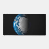 Vollständige Erde mit simulierten Wolken über der Schreibtischunterlage (Vorderseite)