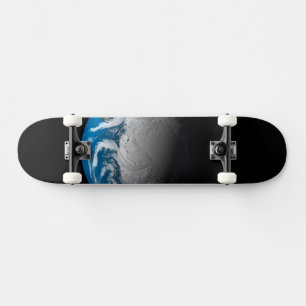 Vollständige Erde mit simulierten Wolken über der Skateboard