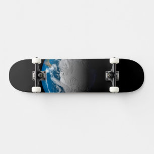 Vollständige Erde mit simulierten Wolken über der Skateboard