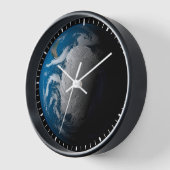 Vollständige Erde mit simulierten Wolken über der  Uhr (Winkel)