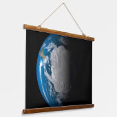 Vollständige Erde mit simulierten Wolken über der Wandteppich Mit Holzrahmen (Gewinkelt)