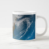 Vollständige Erde mit simulierten Wolken über Nord Jumbo-Tasse (Rechts)