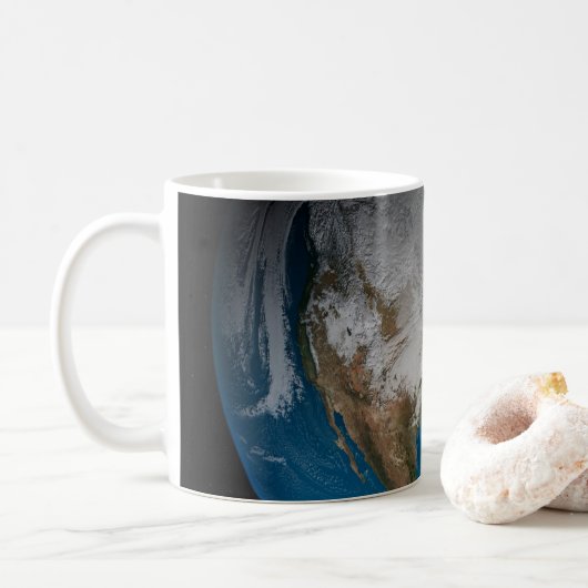 Vollständige Erde mit simulierten Wolken über Nord Kaffeetasse (Mit Donut)