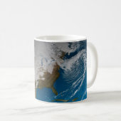 Vollständige Erde mit simulierten Wolken über Nord Kaffeetasse (VorderseiteRechts)