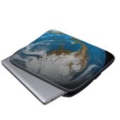 Vollständige Erde mit simulierten Wolken über Nord Laptopschutzhülle (Vorne Knopf)