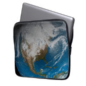 Vollständige Erde mit simulierten Wolken über Nord Laptopschutzhülle (Vorderseite Links)