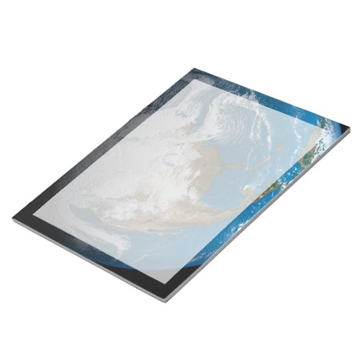 Vollständige Erde mit simulierten Wolken über Nord Notizblock (angewinkelt)