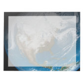 Vollständige Erde mit simulierten Wolken über Nord Notizblock (Vorderseite)