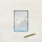 Vollständige Erde mit simulierten Wolken über Nord Post-it Klebezettel (Auf Schreibtisch)