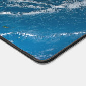 Vollständige Erde mit simulierten Wolken über Nord Schreibtischunterlage (Ecke)