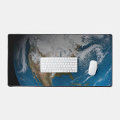 Vollständige Erde mit simulierten Wolken über Nord Schreibtischunterlage (Tastatur & Maus)